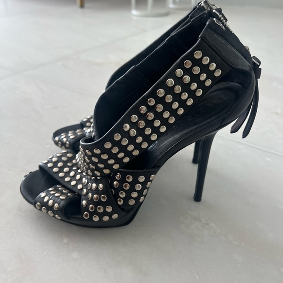 Burberry gentle used heels with silver studs - Picture 8 of 8